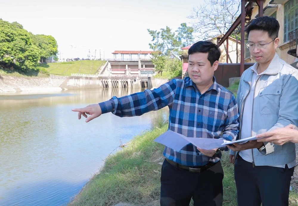 Hà Nội quyết tâm đưa nước sông Hồng về làm sạch sông Tô Lịch - Ảnh 13. Hà Nội quyết tâm đưa nước sông Hồng về làm sạch sông Tô Lịch - Ảnh 13.