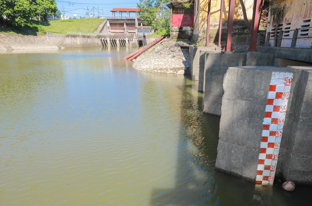 Hà Nội quyết tâm đưa nước sông Hồng về làm sạch sông Tô Lịch - Ảnh 7. Hà Nội quyết tâm đưa nước sông Hồng về làm sạch sông Tô Lịch - Ảnh 7.