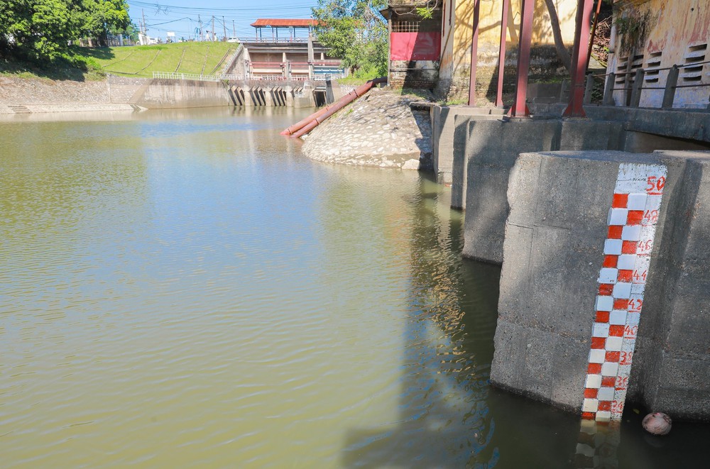 Hà Nội quyết tâm đưa nước sông Hồng về làm sạch sông Tô Lịch - Ảnh 7. Hà Nội quyết tâm đưa nước sông Hồng về làm sạch sông Tô Lịch - Ảnh 7.