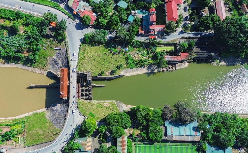 Hà Nội quyết tâm đưa nước sông Hồng về làm sạch sông Tô Lịch - Ảnh 2. Hà Nội quyết tâm đưa nước sông Hồng về làm sạch sông Tô Lịch - Ảnh 2.