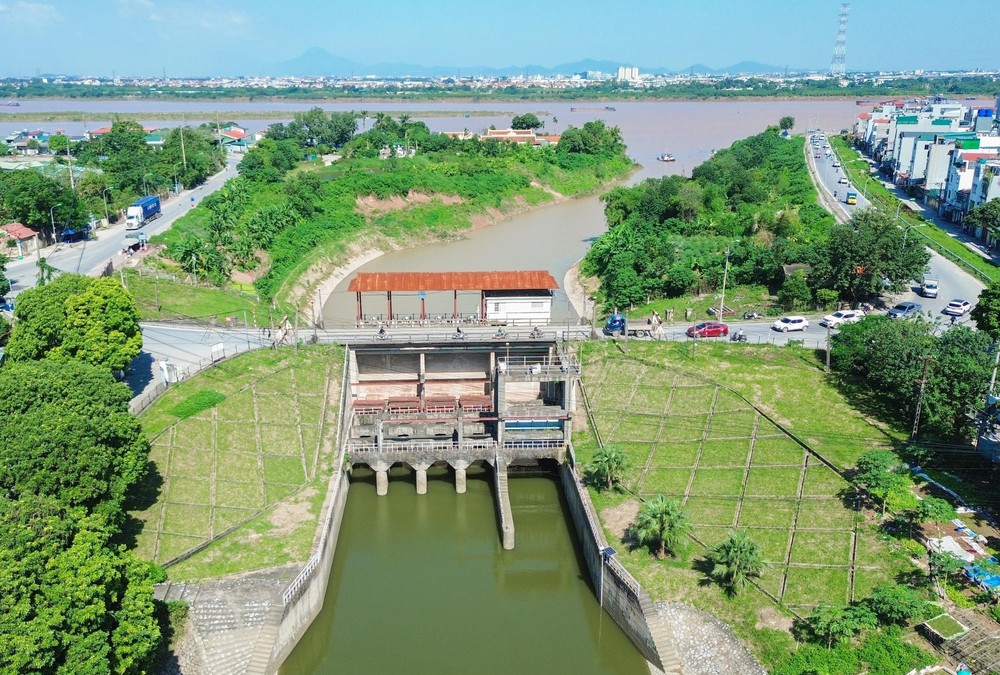 Hà Nội quyết tâm đưa nước sông Hồng về làm sạch sông Tô Lịch - Ảnh 1. Hà Nội quyết tâm đưa nước sông Hồng về làm sạch sông Tô Lịch - Ảnh 1.