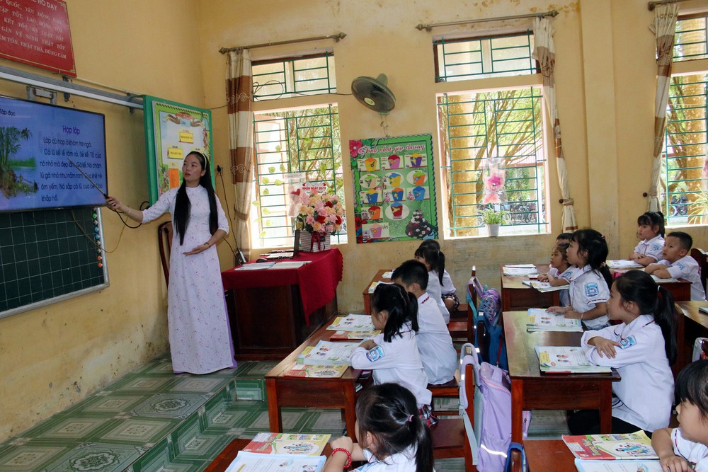 Bộ trưởng Nguyễn Kim Sơn: Sự kính trọng và tình nghĩa thầy trò giữ cho giáo dục không bị lệch lạc - Ảnh 4. Bộ trưởng Nguyễn Kim Sơn: Sự kính trọng và tình nghĩa thầy trò giữ cho giáo dục không bị lệch lạc - Ảnh 4.