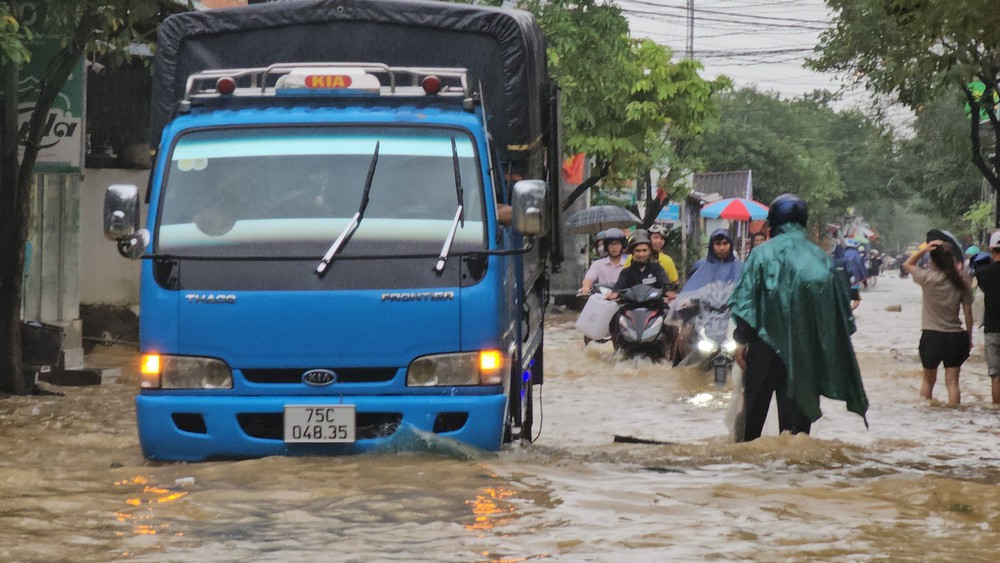 Huế: Giao thông bị xáo trộn do mưa lũ - Ảnh 4. Huế: Giao thông bị xáo trộn do mưa lũ - Ảnh 4.
