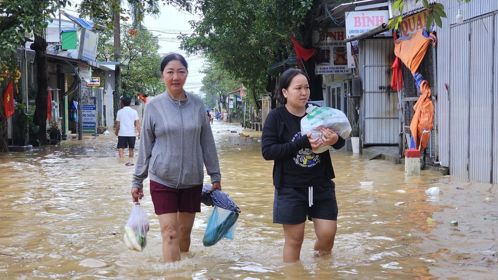 Người dân Huế chạy lụt lần thứ 4 - Ảnh 2. Người dân Huế chạy lụt lần thứ 4 - Ảnh 2.