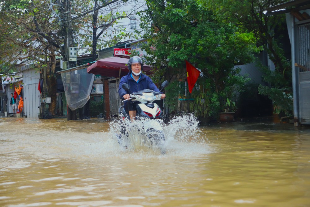 Huế: Giao thông bị xáo trộn do mưa lũ - Ảnh 5. Huế: Giao thông bị xáo trộn do mưa lũ - Ảnh 5.