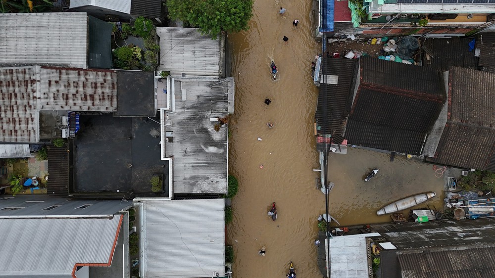 Huế: Giao thông bị xáo trộn do mưa lũ - Ảnh 3. Huế: Giao thông bị xáo trộn do mưa lũ - Ảnh 3.