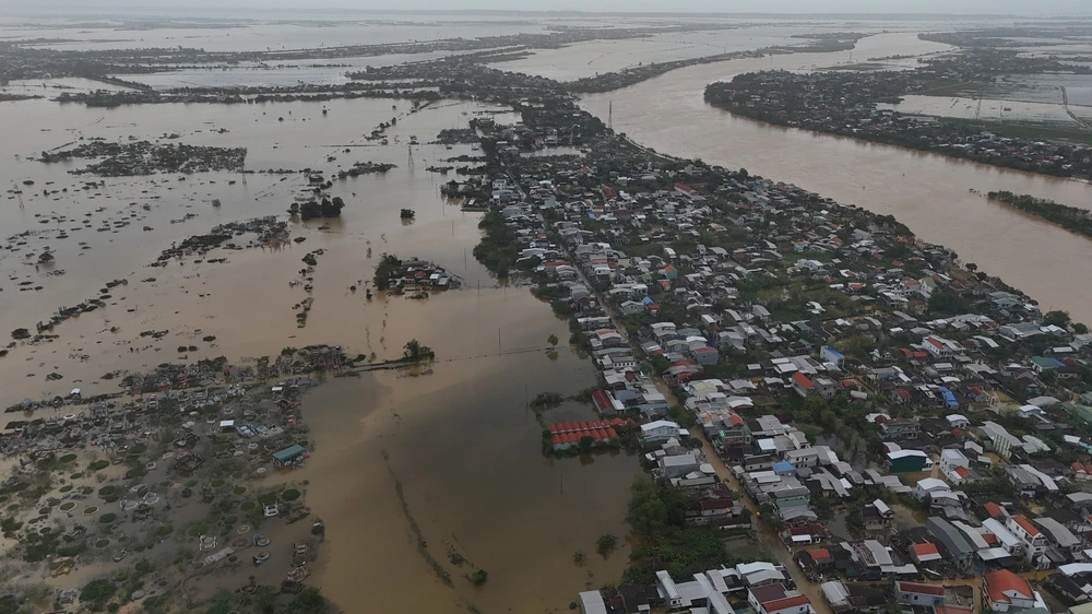 Huế: Giao thông bị xáo trộn do mưa lũ - Ảnh 2. Huế: Giao thông bị xáo trộn do mưa lũ - Ảnh 2.