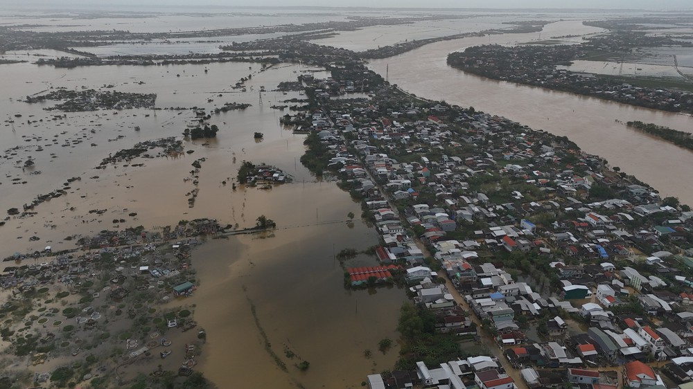 Người dân Huế chạy lụt lần thứ 4 - Ảnh 1. Người dân Huế chạy lụt lần thứ 4 - Ảnh 1.