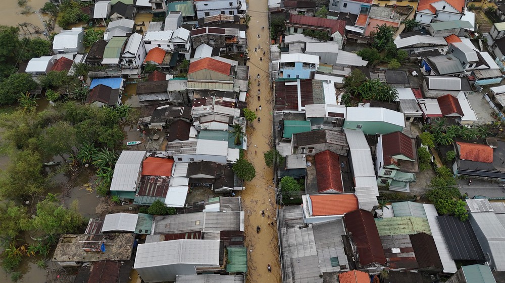 Huế: Giao thông bị xáo trộn do mưa lũ - Ảnh 1. Huế: Giao thông bị xáo trộn do mưa lũ - Ảnh 1.