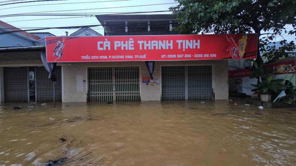 Huế: Giao thông bị xáo trộn do mưa lũ - Ảnh 8. Huế: Giao thông bị xáo trộn do mưa lũ - Ảnh 8.