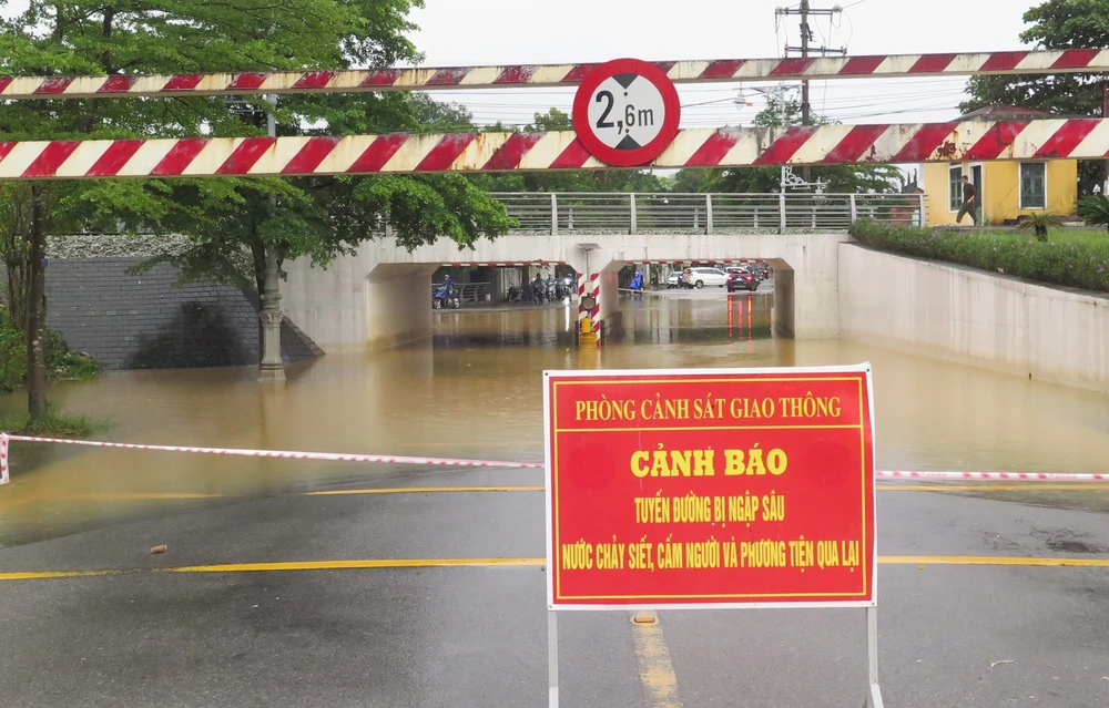 Huế: Lũ trên sông Hương dâng cao do mưa lớn - Ảnh 1. Huế: Lũ trên sông Hương dâng cao do mưa lớn - Ảnh 1.