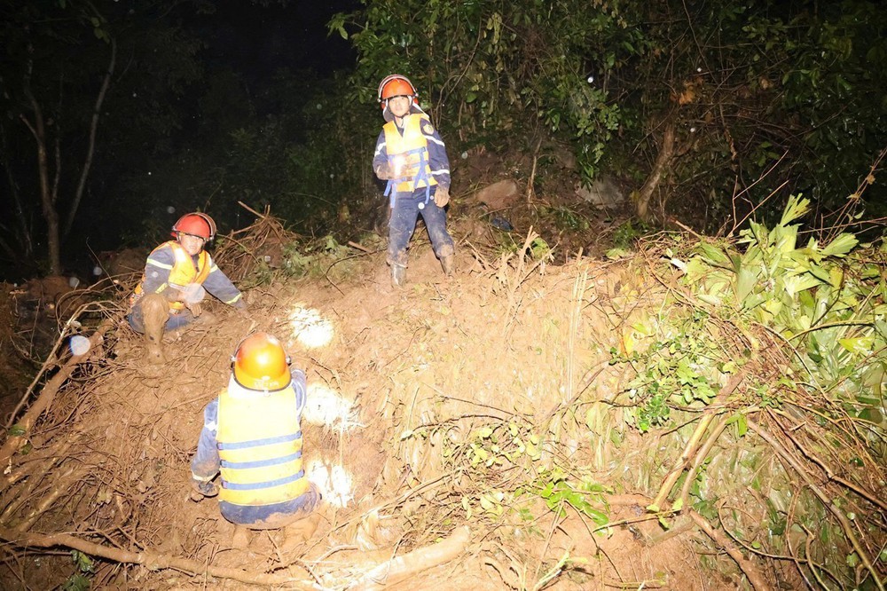 Khánh Hòa: Nỗ lực tìm kiếm người bị vùi lấp do sạt lở đất - Ảnh 1.