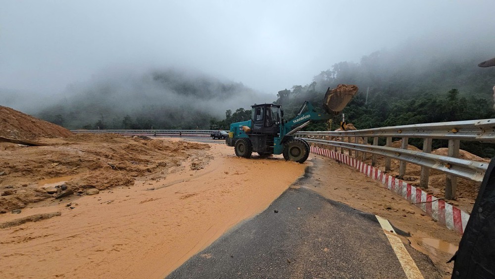 Khánh Hòa: Nỗ lực tìm kiếm người bị vùi lấp do sạt lở đất - Ảnh 6.