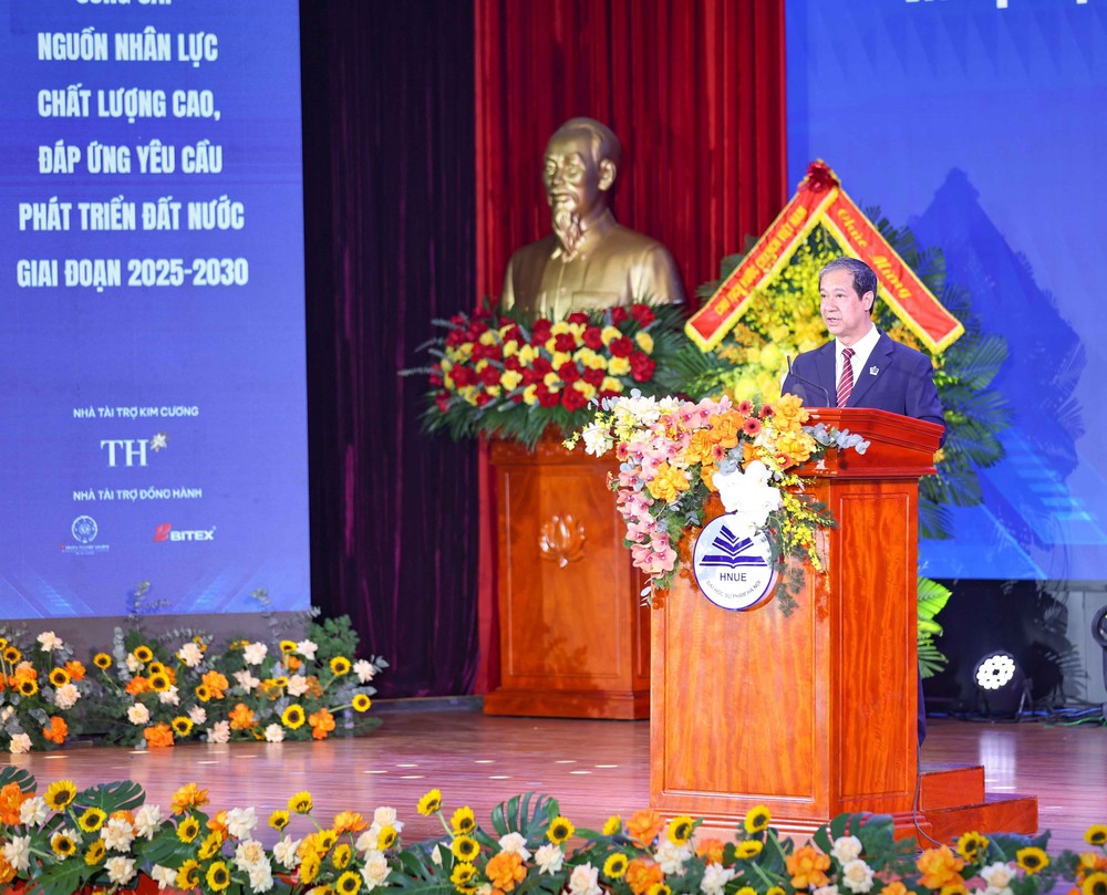 Bộ trưởng Nguyễn Kim Sơn: Sự kính trọng và tình nghĩa thầy trò giữ cho giáo dục không bị lệch lạc - Ảnh 1. Bộ trưởng Nguyễn Kim Sơn: Sự kính trọng và tình nghĩa thầy trò giữ cho giáo dục không bị lệch lạc - Ảnh 1.