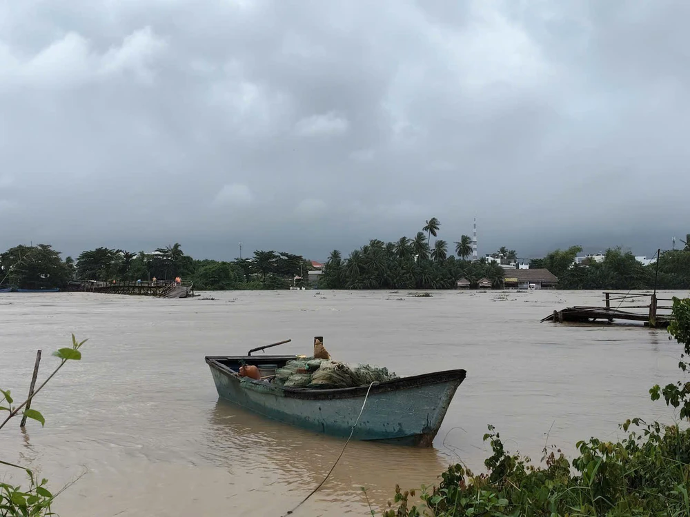 Lũ trên các sông ở tỉnh Khánh Hòa đang lên nhanh - Ảnh 1. Lũ trên các sông ở tỉnh Khánh Hòa đang lên nhanh - Ảnh 1.