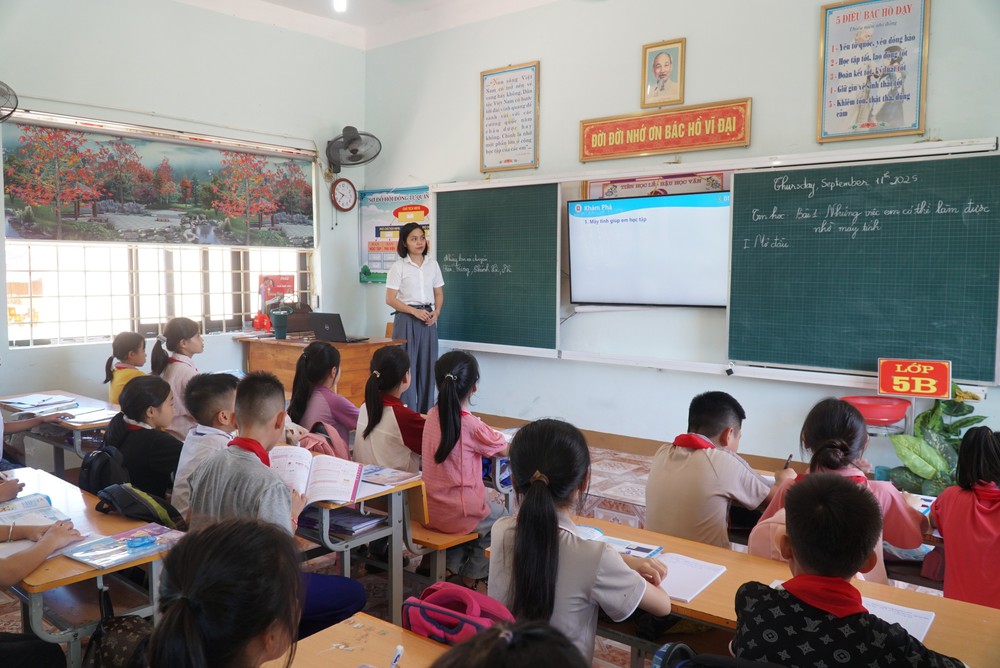 Bên lề Kỳ họp thứ 10, Quốc hội khóa XV: Chủ trương miễn phí sách giáo khoa là một bước tiến, thể hiện bản chất xã hội nhân văn - Ảnh 2. Bên lề Kỳ họp thứ 10, Quốc hội khóa XV: Chủ trương miễn phí sách giáo khoa là một bước tiến, thể hiện bản chất xã hội nhân văn - Ảnh 2.