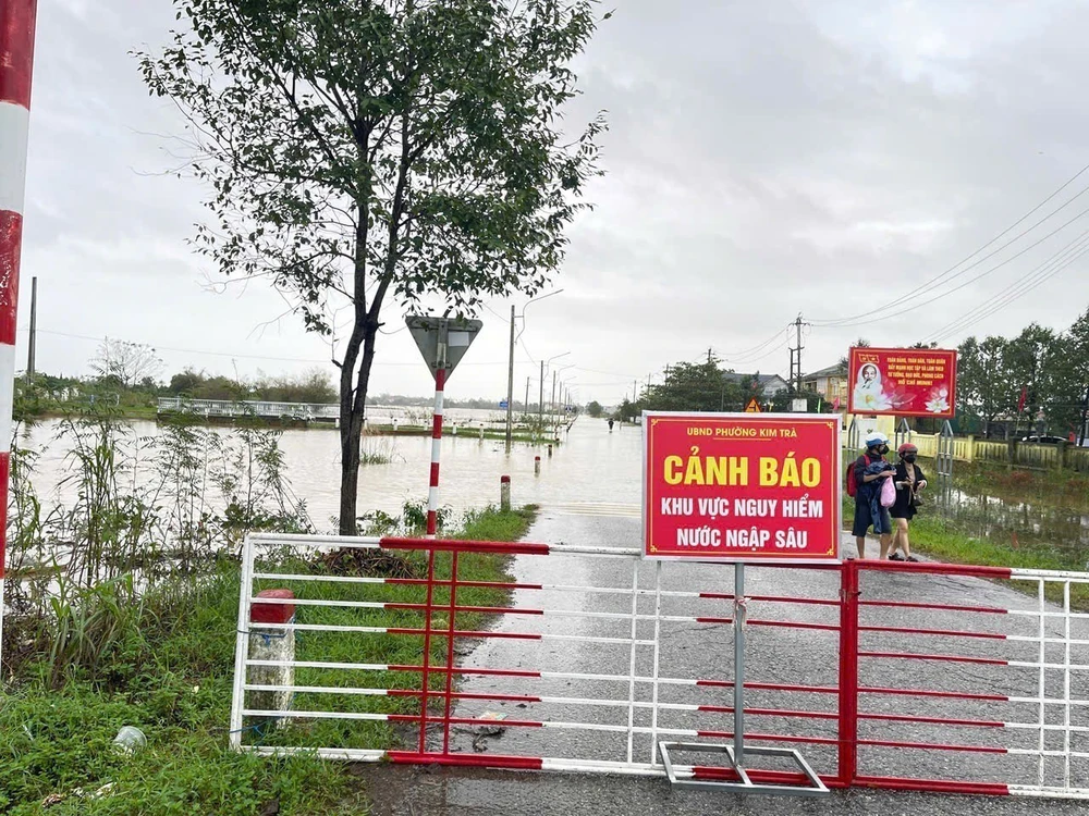 Nhiều địa bàn tại thành phố Huế ngập sâu do mưa lớn - Ảnh 4. Nhiều địa bàn tại thành phố Huế ngập sâu do mưa lớn - Ảnh 4.