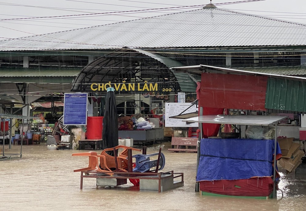 Nhiều địa phương ở phía Nam Khánh Hòa bị ngập sâu do mưa lũ - Ảnh 4. Nhiều địa phương ở phía Nam Khánh Hòa bị ngập sâu do mưa lũ - Ảnh 4.