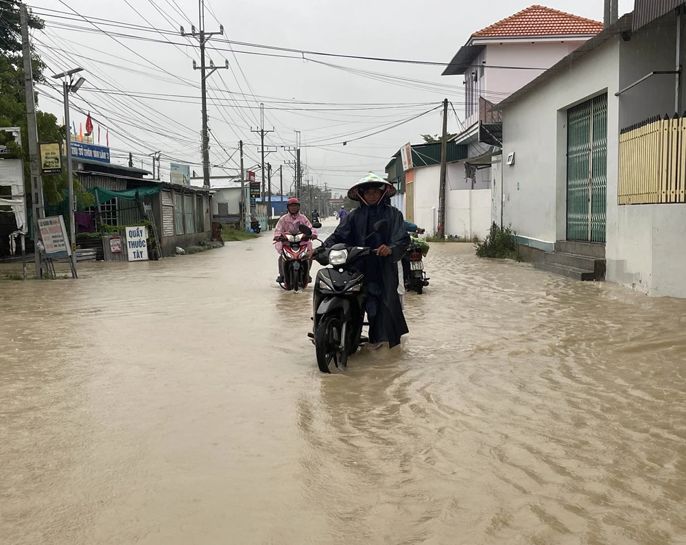 Nhiều địa phương ở phía Nam Khánh Hòa bị ngập sâu do mưa lũ - Ảnh 7. Nhiều địa phương ở phía Nam Khánh Hòa bị ngập sâu do mưa lũ - Ảnh 7.