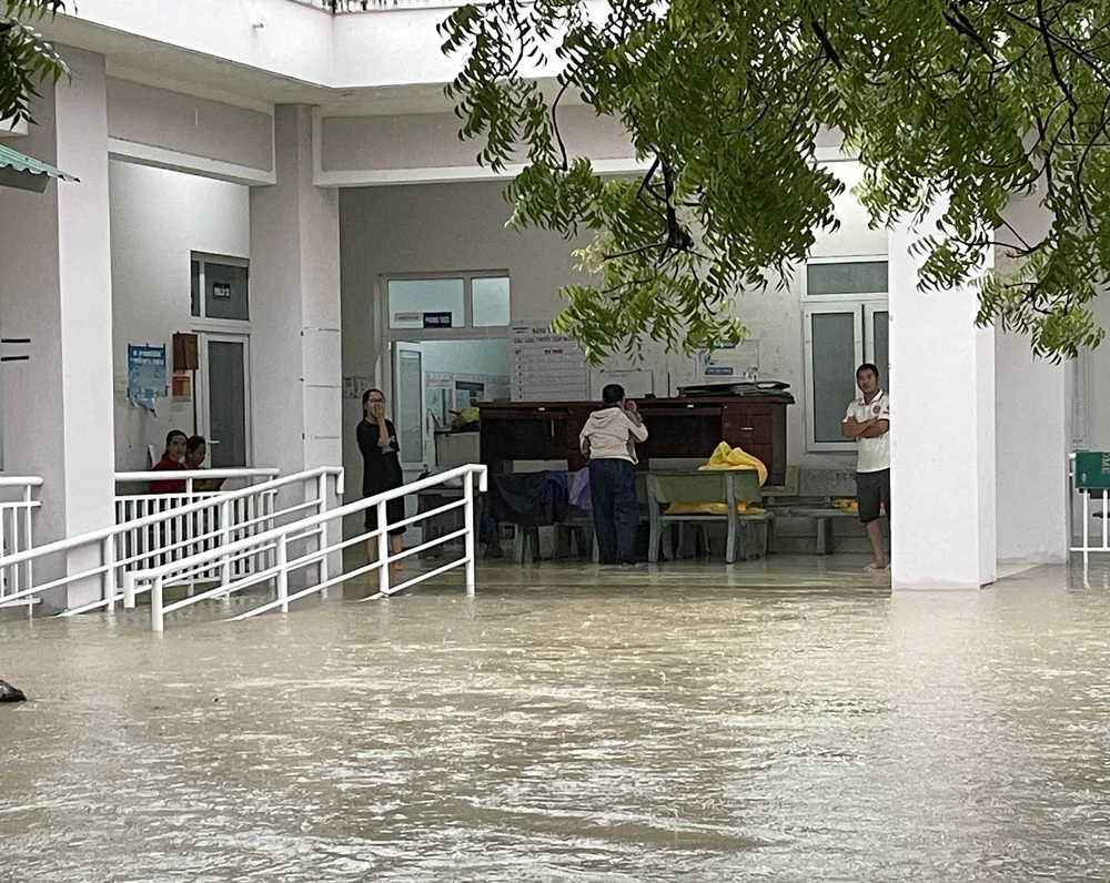 Nhiều địa phương ở phía Nam Khánh Hòa bị ngập sâu do mưa lũ - Ảnh 10. Nhiều địa phương ở phía Nam Khánh Hòa bị ngập sâu do mưa lũ - Ảnh 10.