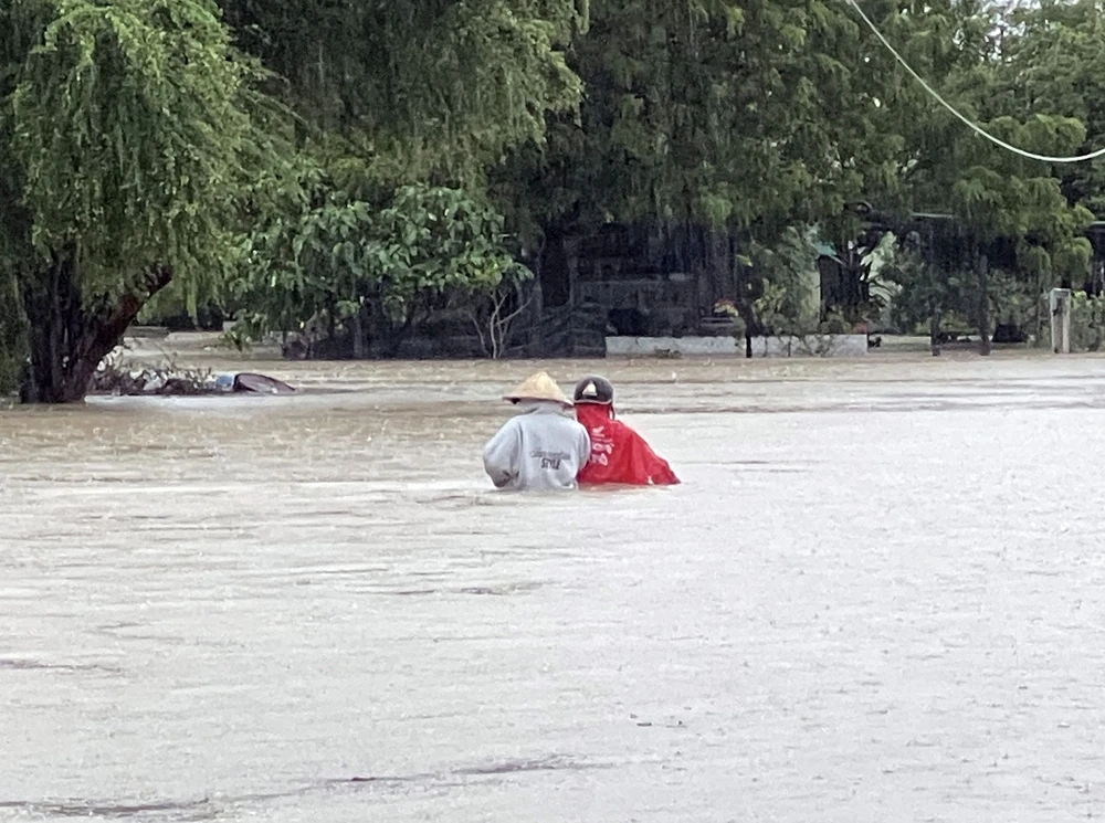 Nhiều địa phương ở phía Nam Khánh Hòa bị ngập sâu do mưa lũ - Ảnh 3. Nhiều địa phương ở phía Nam Khánh Hòa bị ngập sâu do mưa lũ - Ảnh 3.