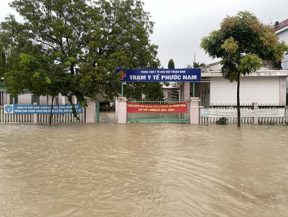 Nhiều địa phương ở phía Nam Khánh Hòa bị ngập sâu do mưa lũ - Ảnh 9. Nhiều địa phương ở phía Nam Khánh Hòa bị ngập sâu do mưa lũ - Ảnh 9.