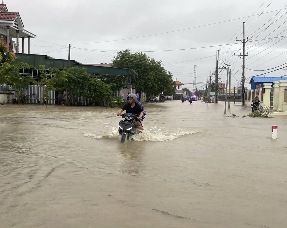 Nhiều địa phương ở phía Nam Khánh Hòa bị ngập sâu do mưa lũ - Ảnh 8. Nhiều địa phương ở phía Nam Khánh Hòa bị ngập sâu do mưa lũ - Ảnh 8.