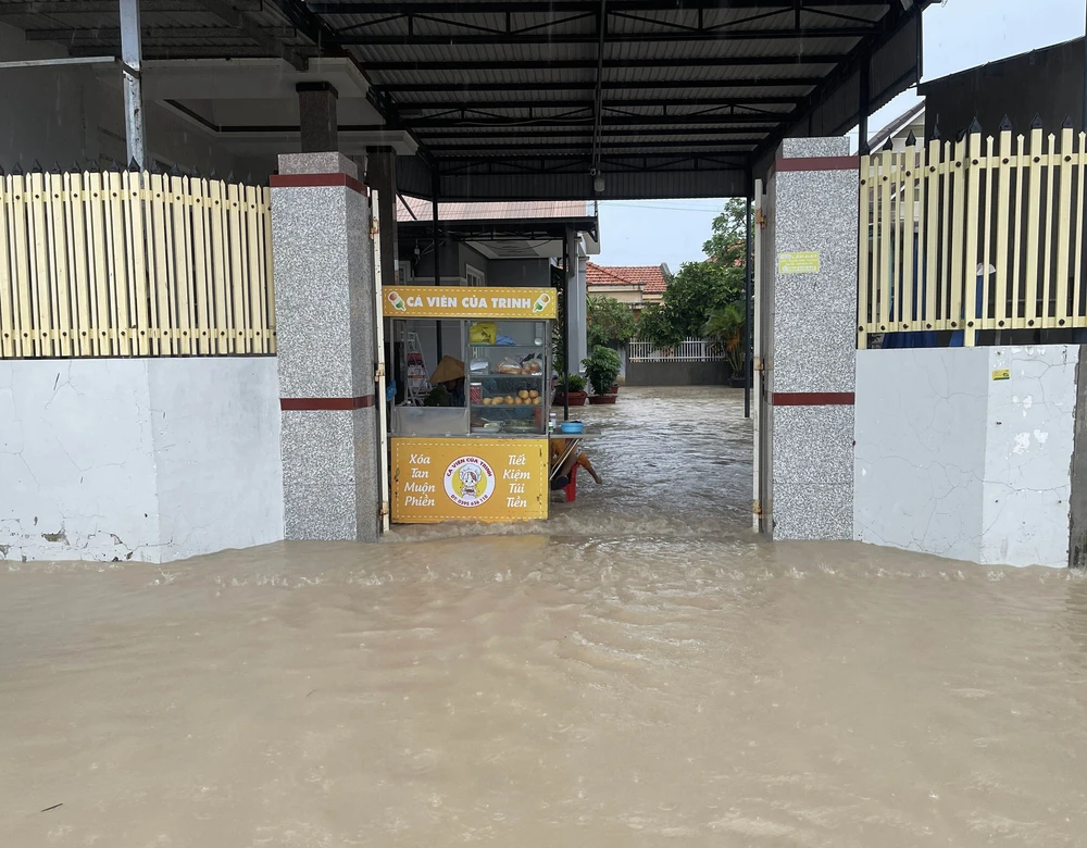 Nhiều địa phương ở phía Nam Khánh Hòa bị ngập sâu do mưa lũ - Ảnh 5. Nhiều địa phương ở phía Nam Khánh Hòa bị ngập sâu do mưa lũ - Ảnh 5.