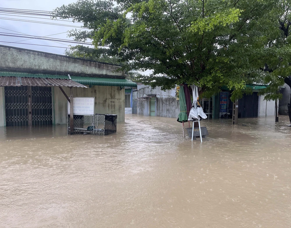 Nhiều địa phương ở phía Nam Khánh Hòa bị ngập sâu do mưa lũ - Ảnh 1. Nhiều địa phương ở phía Nam Khánh Hòa bị ngập sâu do mưa lũ - Ảnh 1.