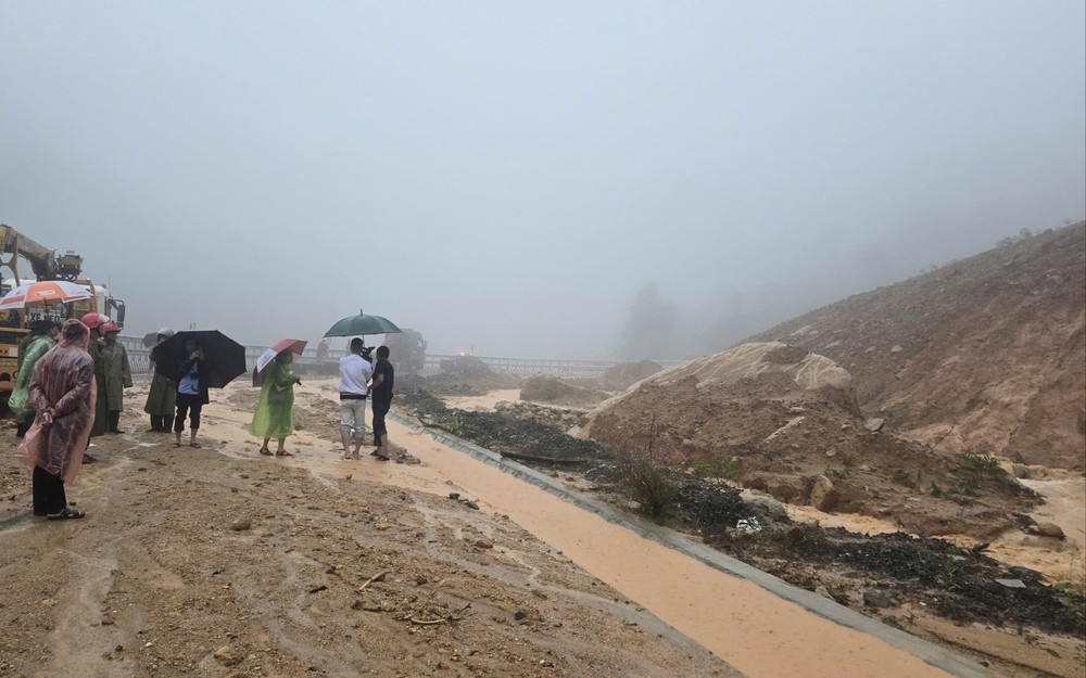 Khánh Hòa: Tổng lực cứu hộ vụ sạt lở ở đèo Khánh Lê - Ảnh 2. Khánh Hòa: Tổng lực cứu hộ vụ sạt lở ở đèo Khánh Lê - Ảnh 2.