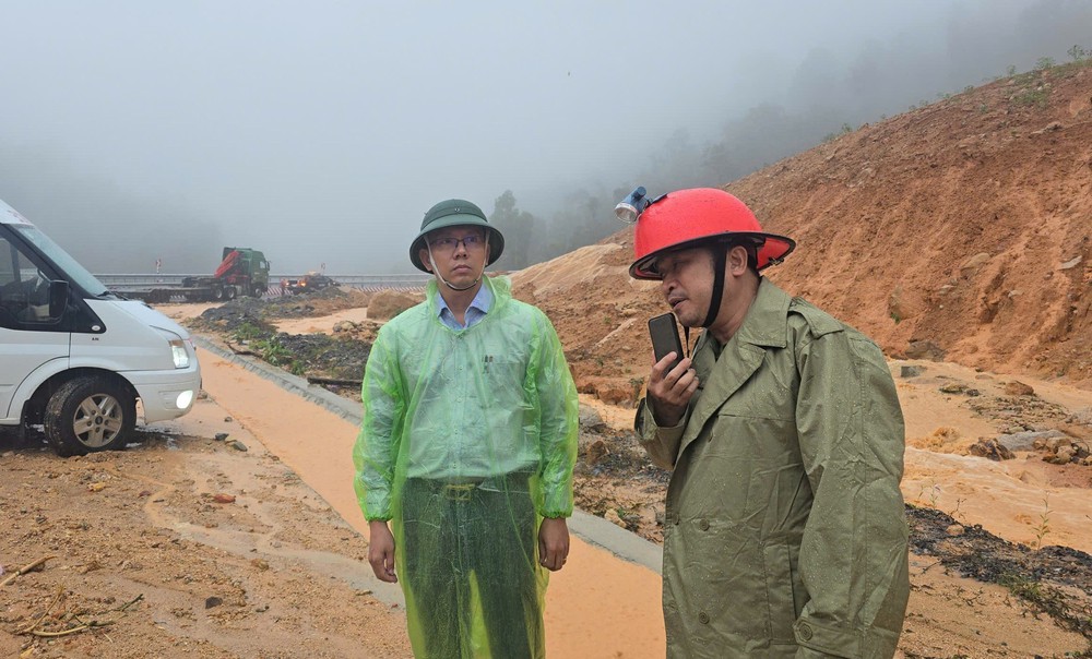 Khánh Hòa: Tổng lực cứu hộ vụ sạt lở ở đèo Khánh Lê - Ảnh 1. Khánh Hòa: Tổng lực cứu hộ vụ sạt lở ở đèo Khánh Lê - Ảnh 1.