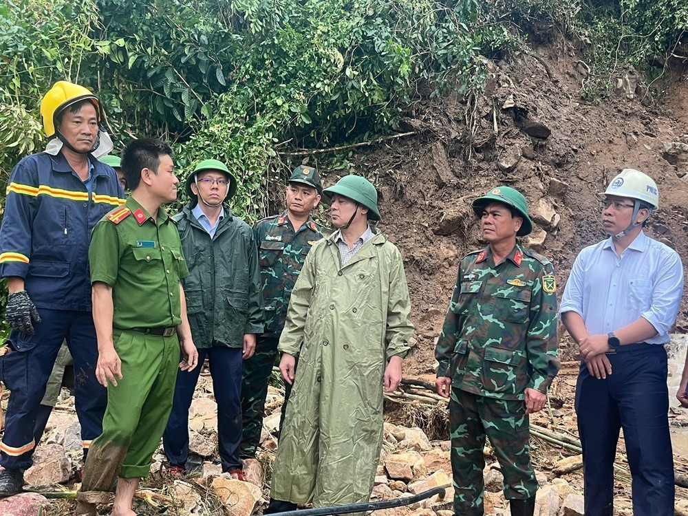 Nỗ lực tìm kiếm nạn nhân còn mất tích tại khu vực đèo Khánh Sơn (tỉnh Khánh Hòa) - Ảnh 2. Nỗ lực tìm kiếm nạn nhân còn mất tích tại khu vực đèo Khánh Sơn (tỉnh Khánh Hòa) - Ảnh 2.