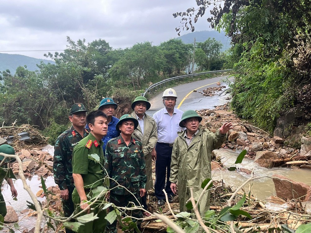 Nỗ lực tìm kiếm nạn nhân còn mất tích tại khu vực đèo Khánh Sơn (tỉnh Khánh Hòa) - Ảnh 3. Nỗ lực tìm kiếm nạn nhân còn mất tích tại khu vực đèo Khánh Sơn (tỉnh Khánh Hòa) - Ảnh 3.