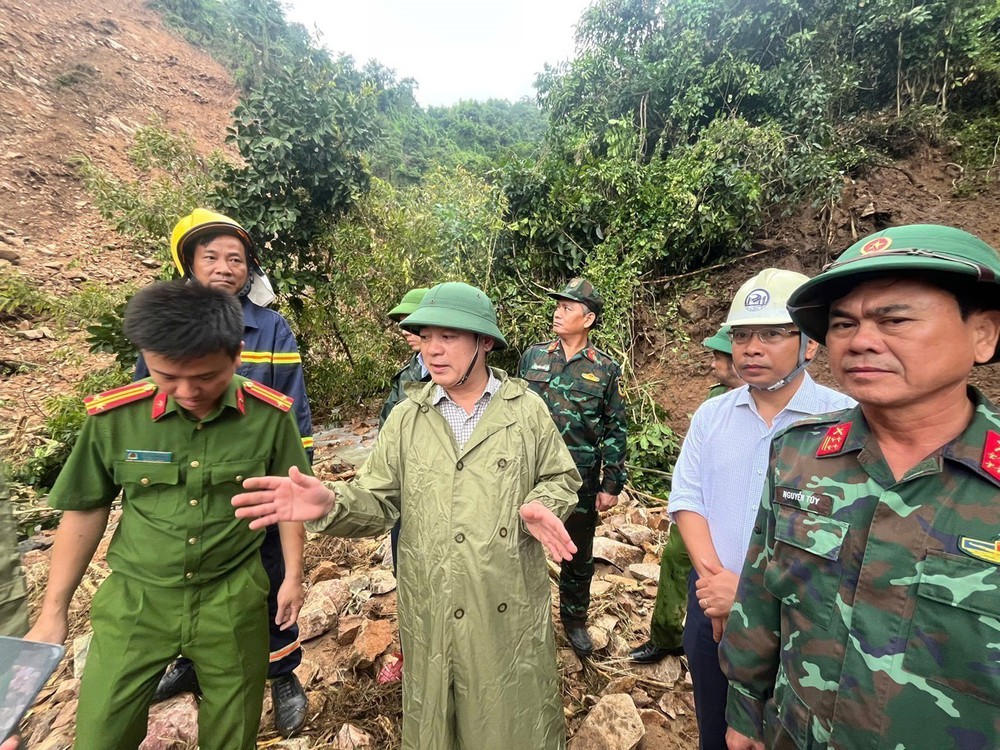 Nỗ lực tìm kiếm nạn nhân còn mất tích tại khu vực đèo Khánh Sơn (tỉnh Khánh Hòa) - Ảnh 1. Nỗ lực tìm kiếm nạn nhân còn mất tích tại khu vực đèo Khánh Sơn (tỉnh Khánh Hòa) - Ảnh 1.