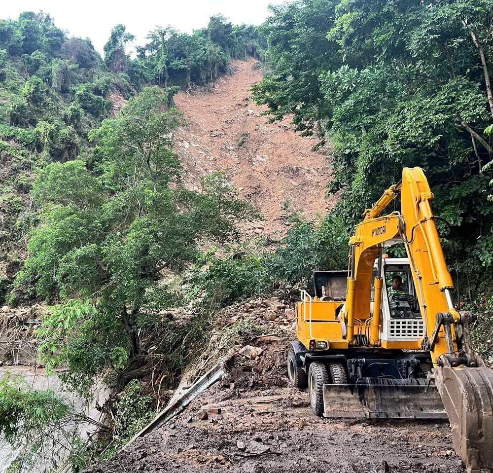 Nỗ lực tìm kiếm nạn nhân còn mất tích tại khu vực đèo Khánh Sơn (tỉnh Khánh Hòa) - Ảnh 5. Nỗ lực tìm kiếm nạn nhân còn mất tích tại khu vực đèo Khánh Sơn (tỉnh Khánh Hòa) - Ảnh 5.