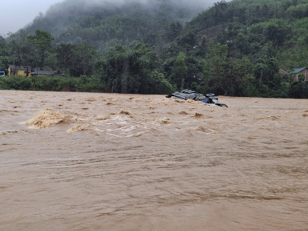 Quảng Trị: Xe container vượt ngầm tràn bị lũ cuốn trôi mất tích - Ảnh 1. Quảng Trị: Xe container vượt ngầm tràn bị lũ cuốn trôi mất tích - Ảnh 1.