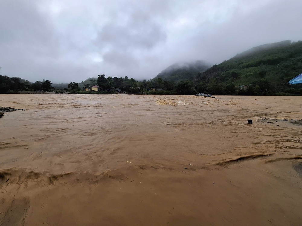 Quảng Trị: Xe container vượt ngầm tràn bị lũ cuốn trôi mất tích - Ảnh 3. Quảng Trị: Xe container vượt ngầm tràn bị lũ cuốn trôi mất tích - Ảnh 3.