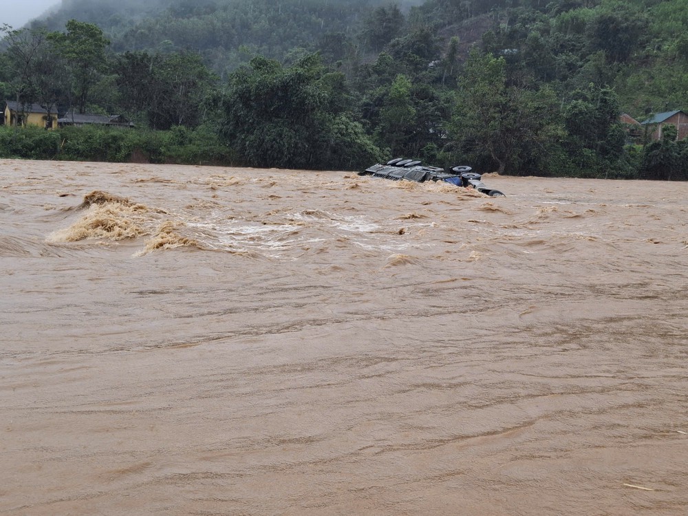 Quảng Trị: Xe container vượt ngầm tràn bị lũ cuốn trôi mất tích - Ảnh 2. Quảng Trị: Xe container vượt ngầm tràn bị lũ cuốn trôi mất tích - Ảnh 2.