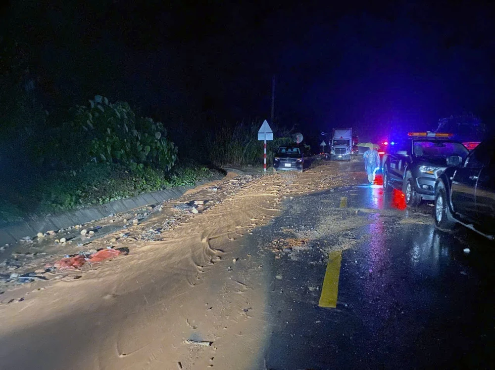 Vụ sạt lở đèo Khánh Lê: Bệnh viện Đa khoa tỉnh Khánh Hòa khẩn trương điều trị cho 19 nạn nhân - Ảnh 1. Vụ sạt lở đèo Khánh Lê: Bệnh viện Đa khoa tỉnh Khánh Hòa khẩn trương điều trị cho 19 nạn nhân - Ảnh 1.