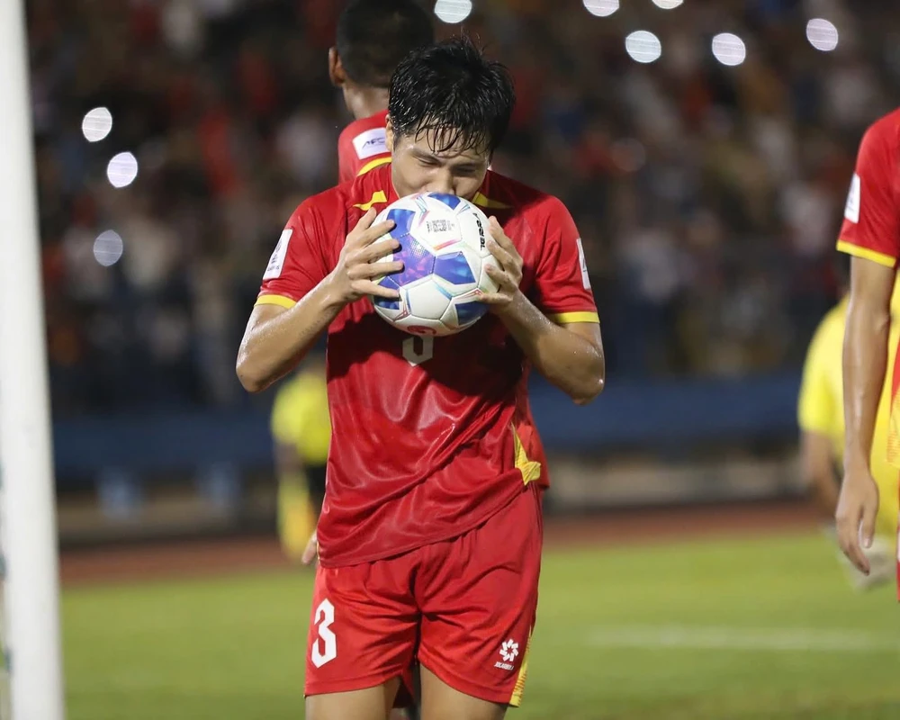 Văn Vĩ khoe con mới chào đời ngay trong đợt tập trung đội tuyển Việt Nam - Ảnh 3.