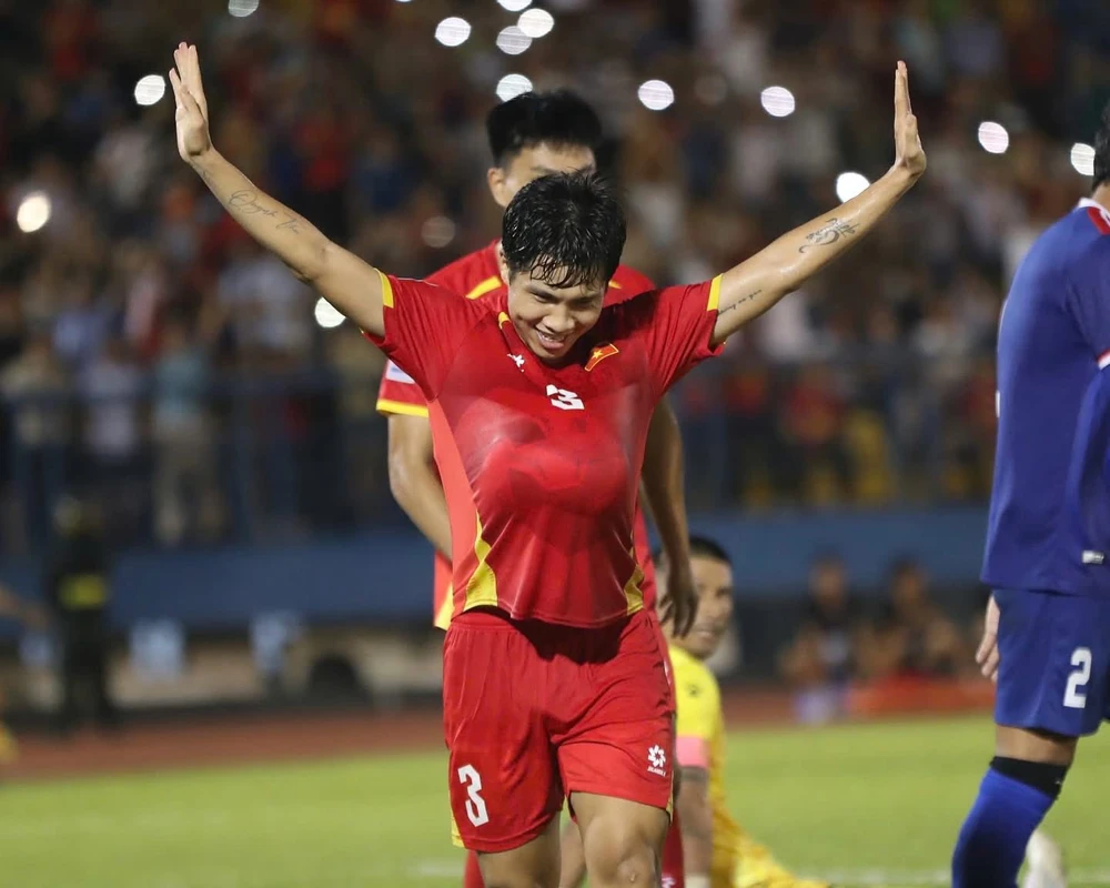 Văn Vĩ khoe con mới chào đời ngay trong đợt tập trung đội tuyển Việt Nam - Ảnh 4.