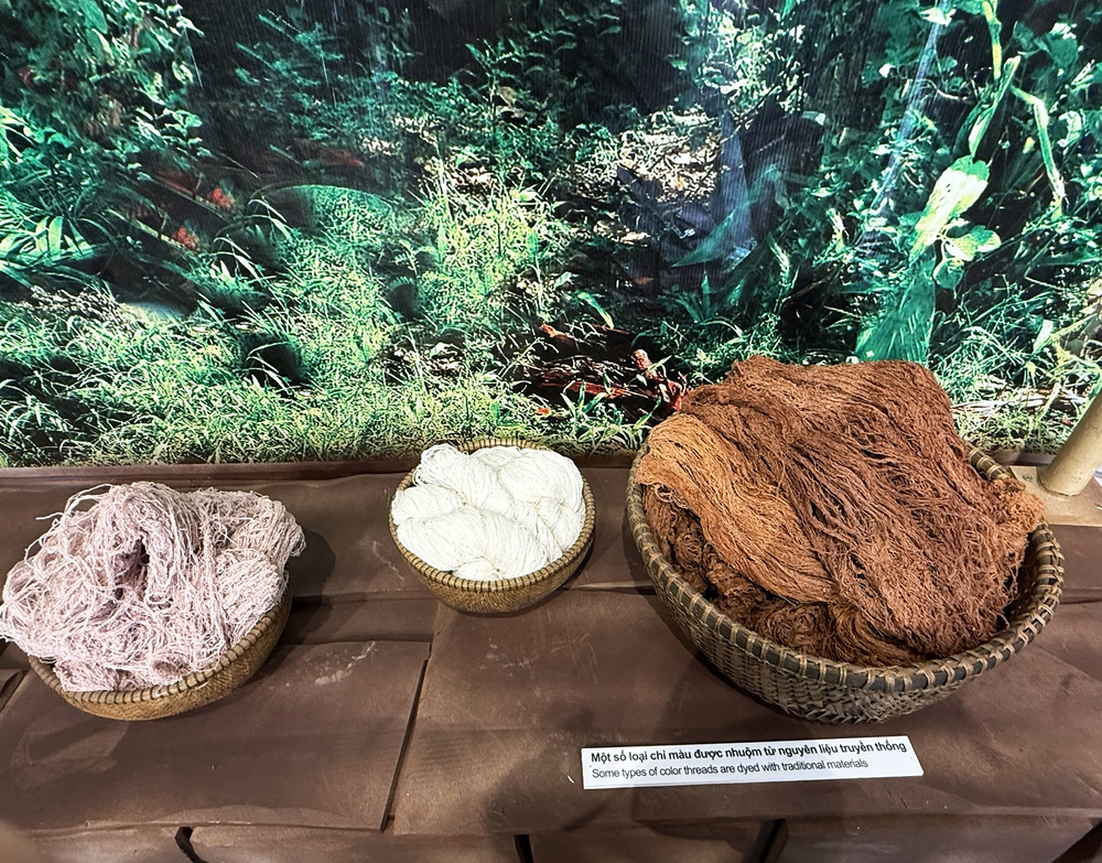 Tôn vinh nghề dệt thổ cẩm của người Mạ - Ảnh 7. Tôn vinh nghề dệt thổ cẩm của người Mạ - Ảnh 7.