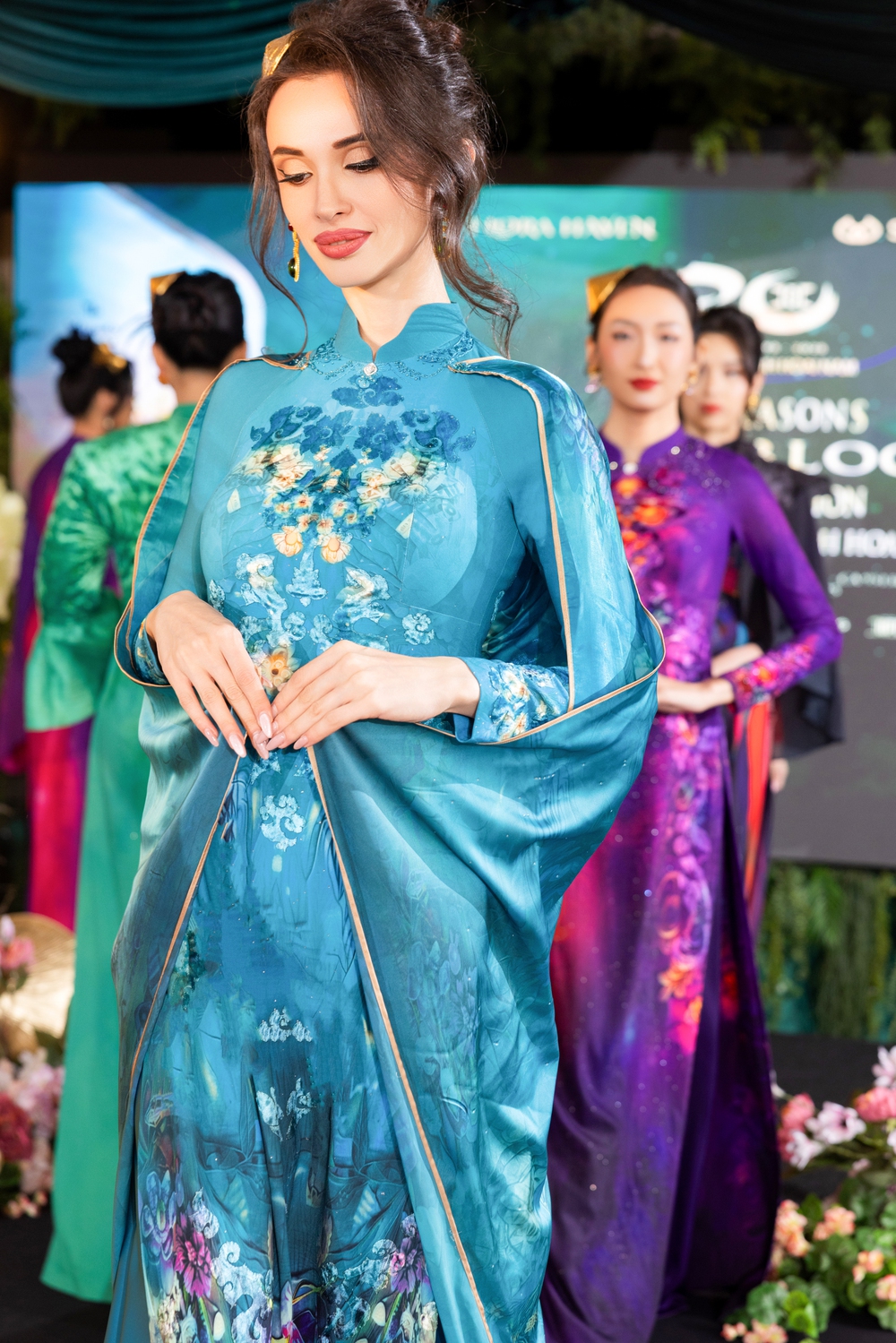 Quảng bá Áo dài Việt Nam: NTK Đỗ Trịnh Hoài Nam mang bộ sưu tập &quot;Tứ bình hoa lụa&quot; trình diễn tại Mỹ - Ảnh 3.