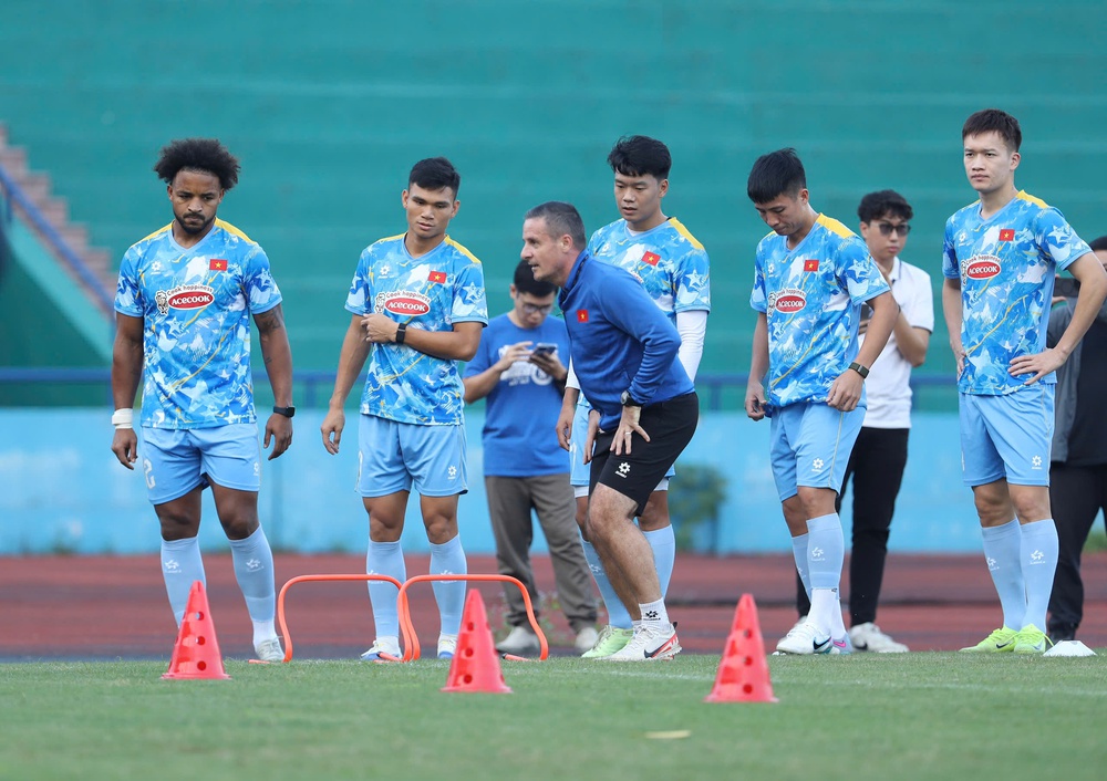 HLV Trần Công Minh: “Cần nâng cấp phiên bản đội tuyển Việt Nam” - Ảnh 1. HLV Trần Công Minh: “Cần nâng cấp phiên bản đội tuyển Việt Nam” - Ảnh 1.