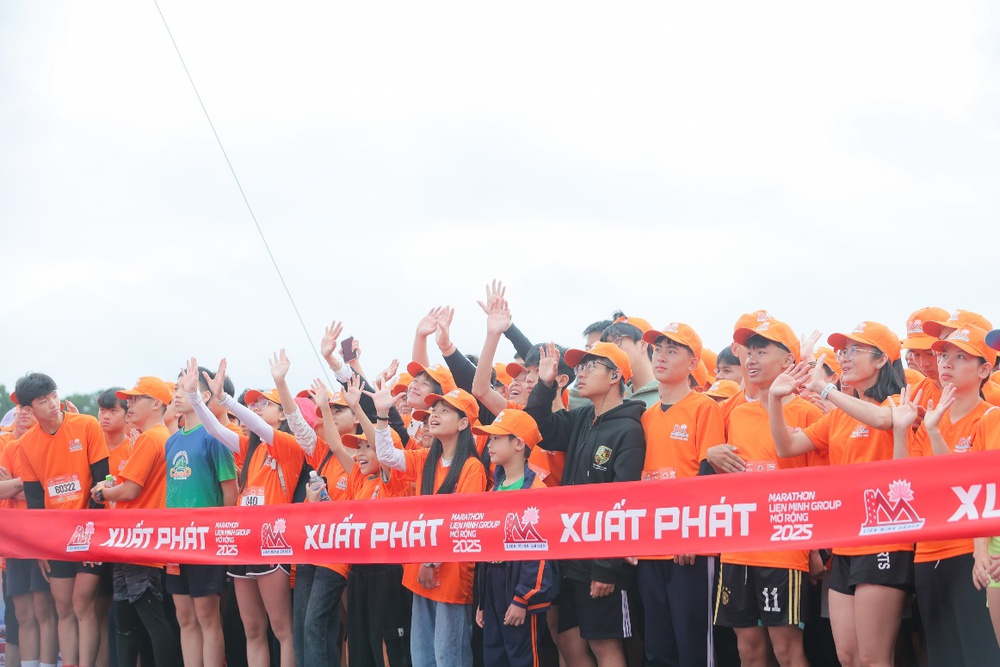 Hàng nghìn bước chân khai mở Giải Marathon mở rộng 2025: Sáng bừng đường chạy 'Mỗi bước chân – Một ước mơ' tại Lâm Đồng - Ảnh 1. Hàng nghìn bước chân khai mở Giải Marathon mở rộng 2025: Sáng bừng đường chạy 'Mỗi bước chân – Một ước mơ' tại Lâm Đồng - Ảnh 1.