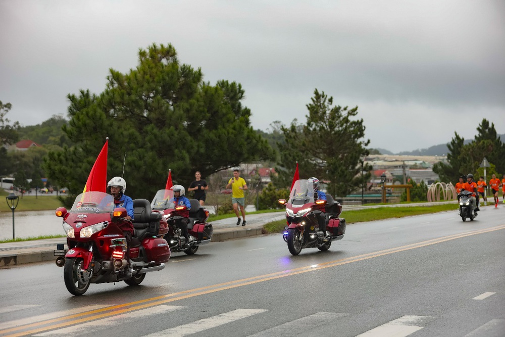 Hàng nghìn bước chân khai mở Giải Marathon mở rộng 2025: Sáng bừng đường chạy 'Mỗi bước chân – Một ước mơ' tại Lâm Đồng - Ảnh 3. Hàng nghìn bước chân khai mở Giải Marathon mở rộng 2025: Sáng bừng đường chạy 'Mỗi bước chân – Một ước mơ' tại Lâm Đồng - Ảnh 3.