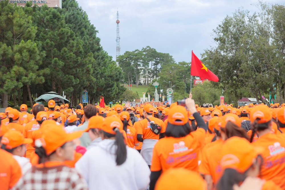 Hàng nghìn bước chân khai mở Giải Marathon mở rộng 2025: Sáng bừng đường chạy 'Mỗi bước chân – Một ước mơ' tại Lâm Đồng - Ảnh 4. Hàng nghìn bước chân khai mở Giải Marathon mở rộng 2025: Sáng bừng đường chạy 'Mỗi bước chân – Một ước mơ' tại Lâm Đồng - Ảnh 4.