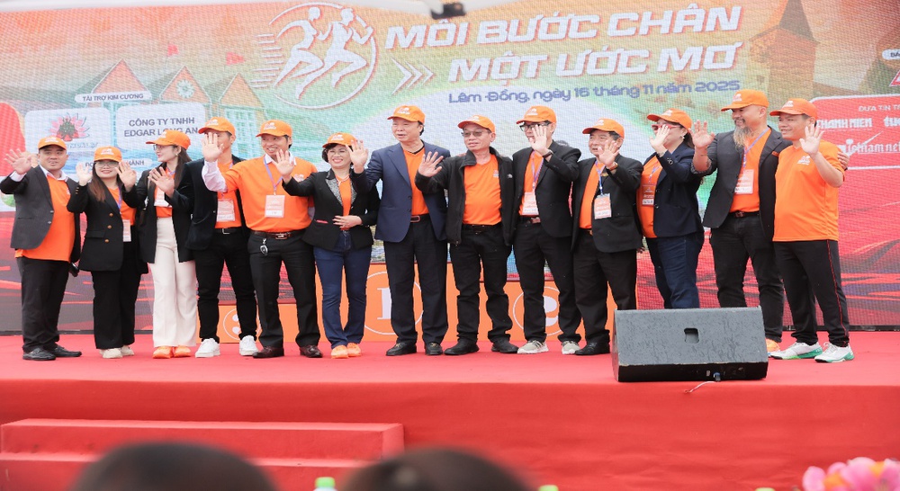 Hàng nghìn bước chân khai mở Giải Marathon mở rộng 2025: Sáng bừng đường chạy 'Mỗi bước chân – Một ước mơ' tại Lâm Đồng - Ảnh 5. Hàng nghìn bước chân khai mở Giải Marathon mở rộng 2025: Sáng bừng đường chạy 'Mỗi bước chân – Một ước mơ' tại Lâm Đồng - Ảnh 5.