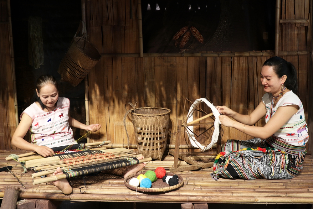 Tôn vinh nghề dệt thổ cẩm của người Mạ - Ảnh 2. Tôn vinh nghề dệt thổ cẩm của người Mạ - Ảnh 2.