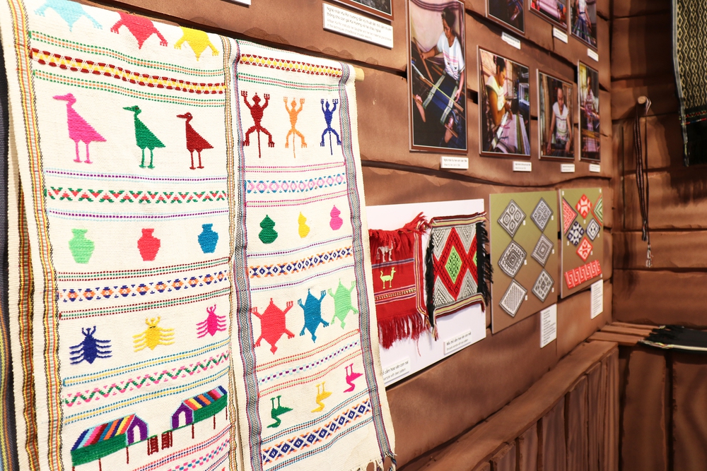 Tôn vinh nghề dệt thổ cẩm của người Mạ - Ảnh 3. Tôn vinh nghề dệt thổ cẩm của người Mạ - Ảnh 3.